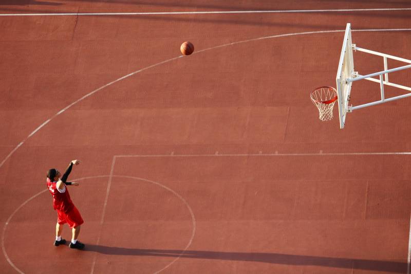 Installer un grillage autour d'un terrain de basketball à Poitiers 86