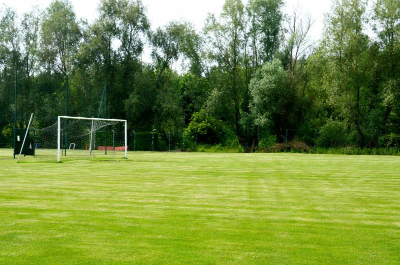 Installer un grillage autour d'un terrain de foot communal à Rodez 12